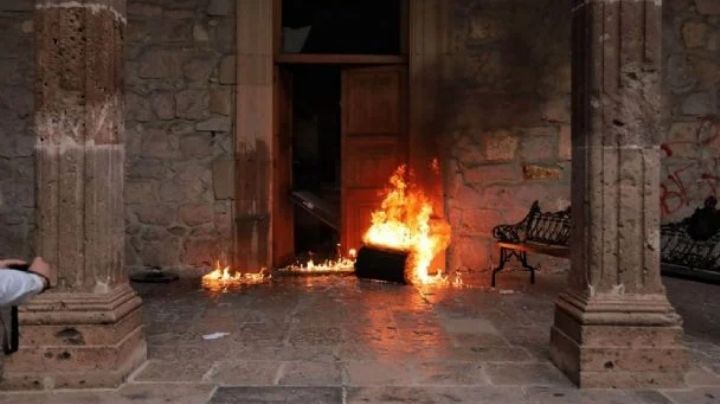 Manifestantes provocan destrozos en Palacio de Gobierno de Michoacán