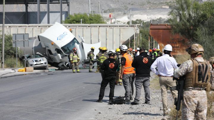 Tren impacta a pipa con combustible que quiso ganarle el paso en Santa Catarina
