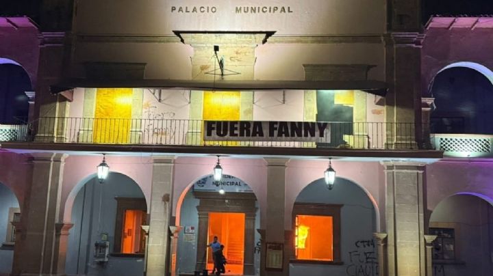 Manifestantes incendian el palacio municipal de Apatzingán, Michoacán