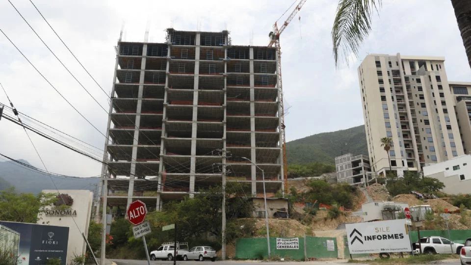 El proceso se detuvo ante la presión de cámaras empresariales del sector que se oponen a los candados económicos y administrativos propuestos.