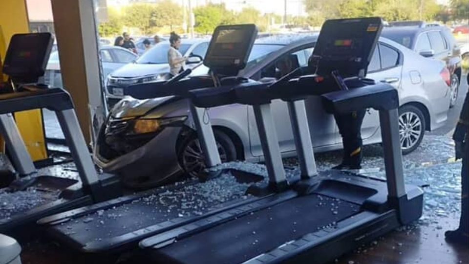 Auto destruye ventanal de gimnasio en San Nicolás | Édgar Medina