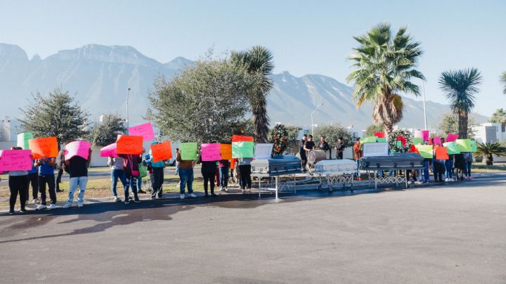Con clarinete y tambora, protestan frente a casa de directivo de aseguradora en Monterrey