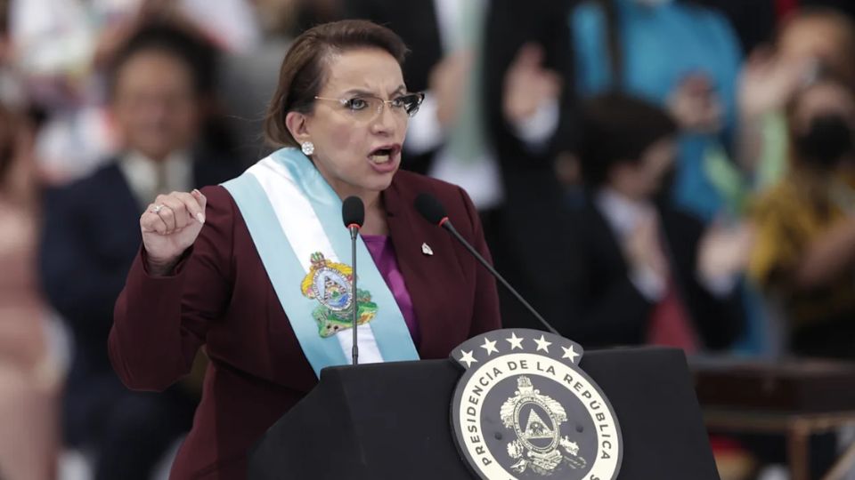 Xiomara Castro condenó que Trump amenazara al pueblo hondureño si votaba por la candidata del partido oficialista, Rixi Moncada.