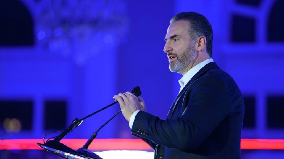 El alcalde de Monterrey, Adrián de la Garza, aseguró que la problemática de las emisiones trasciende fronteras municipales.