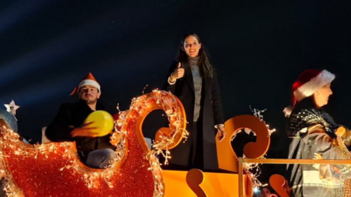 Samuel García y Mariana Rodríguez encabezan desfile navideño en Monterrey