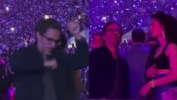 Gael García Bernal se vuelve viral tras ser captado bailando en el show de Bad Bunny