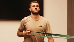 Santiago Giménez es operado del tobillo y será baja con el Milan de 6 a 8 semanas