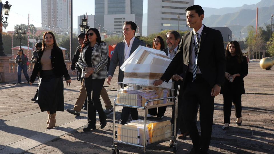 Legisladoras de PRI y PAN entregaron el documento a pie desde el Congreso local hasta el Palacio de Gobierno.