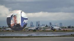 Despiden a piloto y se encierra en cabina de avión; lo acusarían de intento de secuestro