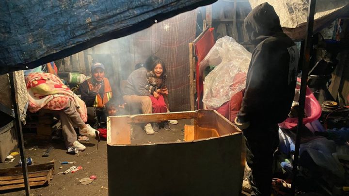 Mitigan frío con fogatas improvisadas en El Ranchito en Guadalupe