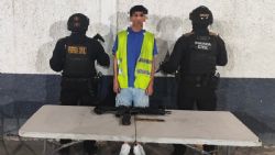 Cae adolescente con arma de fuego en Monterrey