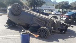 Sale ileso tras chocar y volcar su auto en la avenida Garza Sada en Monterrey