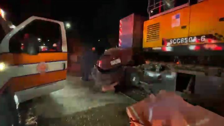 Vehículo se estrella contra una grúa en Guadalupe; una mujer resulta lesionada