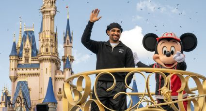 Hurts, MVP del Super Bowl LIX, lidera el desfile de la victoria de los Eagles en Disney