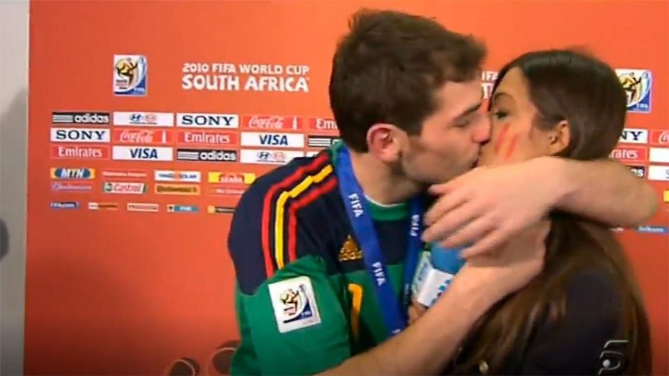 Iker Casillas besa a Sara Carbonero tras ganar el Mundial de Sudáfrica 2010