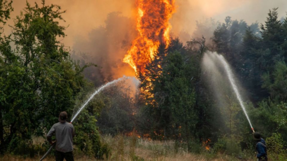 Uno de los megaincendios que arrasa la Patagonia argentina desde hace varias semanas cruzó este martes la frontera chilena, llegando a la región sureña de Los Lagos.