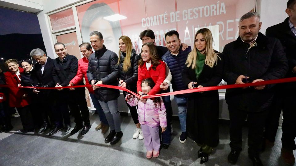 Corte de listón en la reinauguración del comité