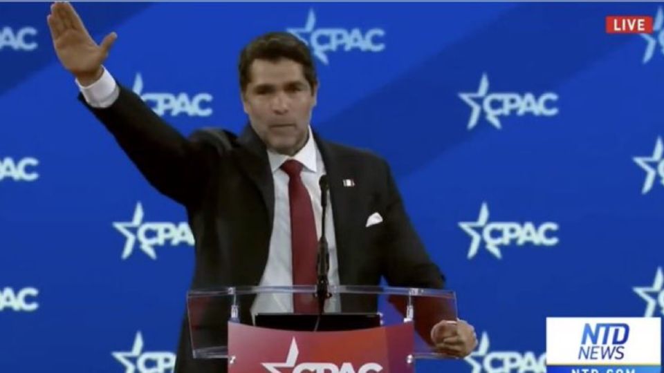Eduardo Verastegui hace supuesto saludo nazi.