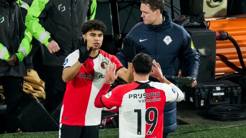 El delantero mexicano Stephano Carrillo tuvo su esperado debut con el Feyenoord de Rotterdam en la victoria sobre el Almere City.