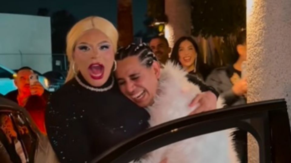 Eduin Caz desató la polémica en las redes sociales luego de vestirse como mujer para festejar el cumpleaños 33 de su hermanos Johnny Caz.