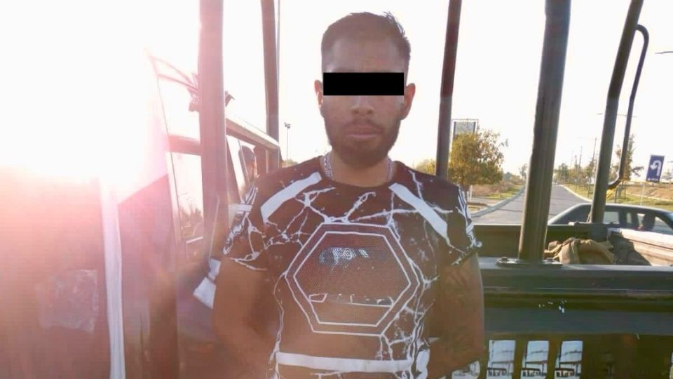 Detienen a hombre por posesión de arma y droga en Juárez.