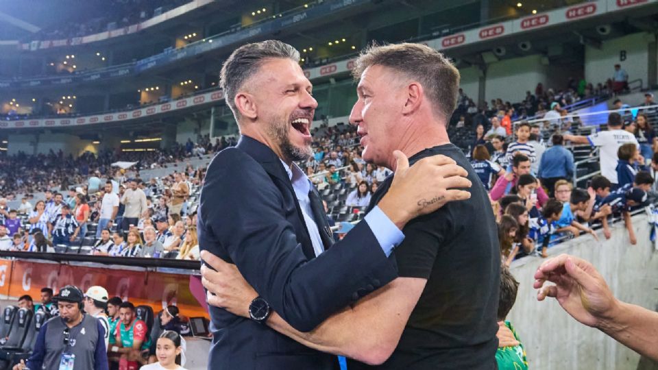 Martín Demichelis se abraza con Eduardo Berizzo previo al juego de Rayados vs. León en el Apertura 2024