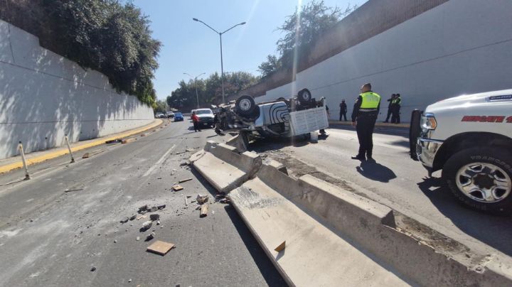 Conductor huye tras volcar camioneta en San Pedro