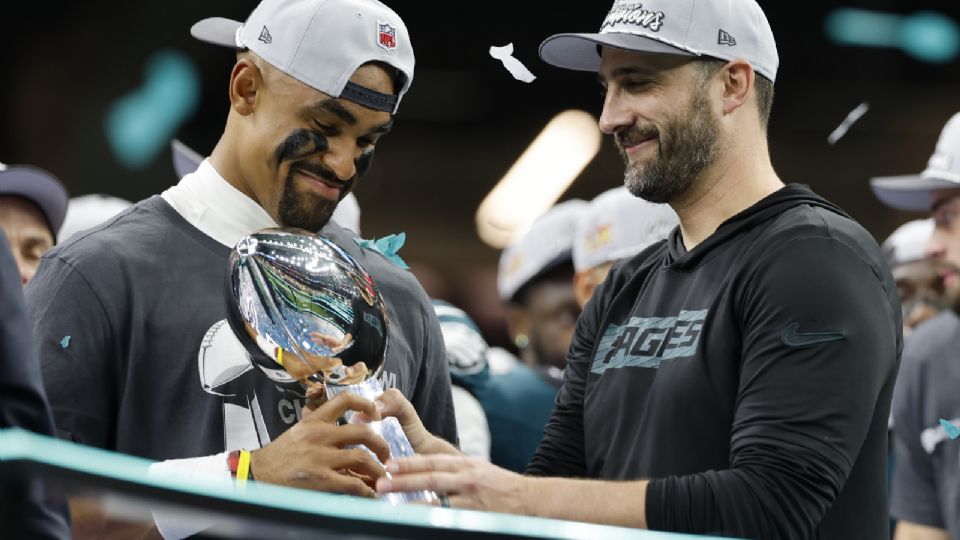 Jalen Hurts recibe el trofeo Vince Lombardi a manos de Nick Sirianni, HC de Eagles