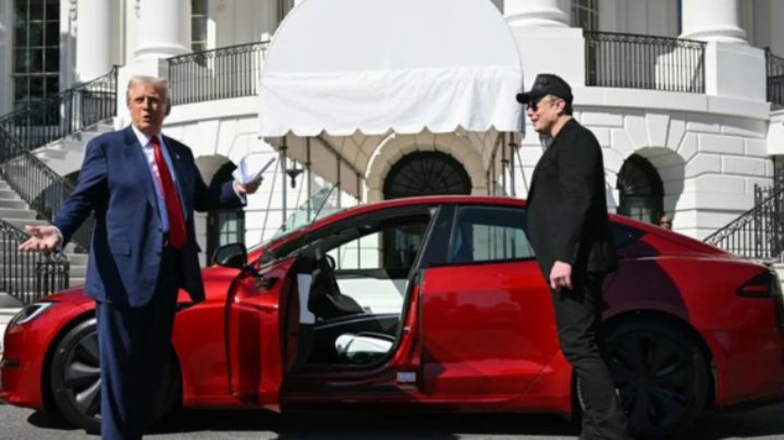 Donald Trump aborda un Tesla en la Casa Blanca en apoyo a Elon Musk