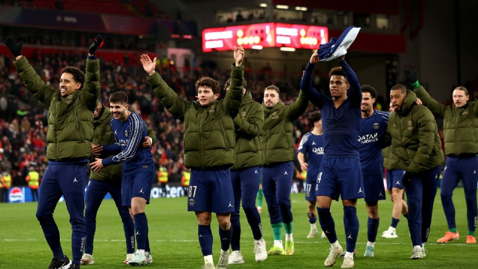 Los jugadores del PSG celebran la eliminación del LFC y su pase a los Cuartos de Final