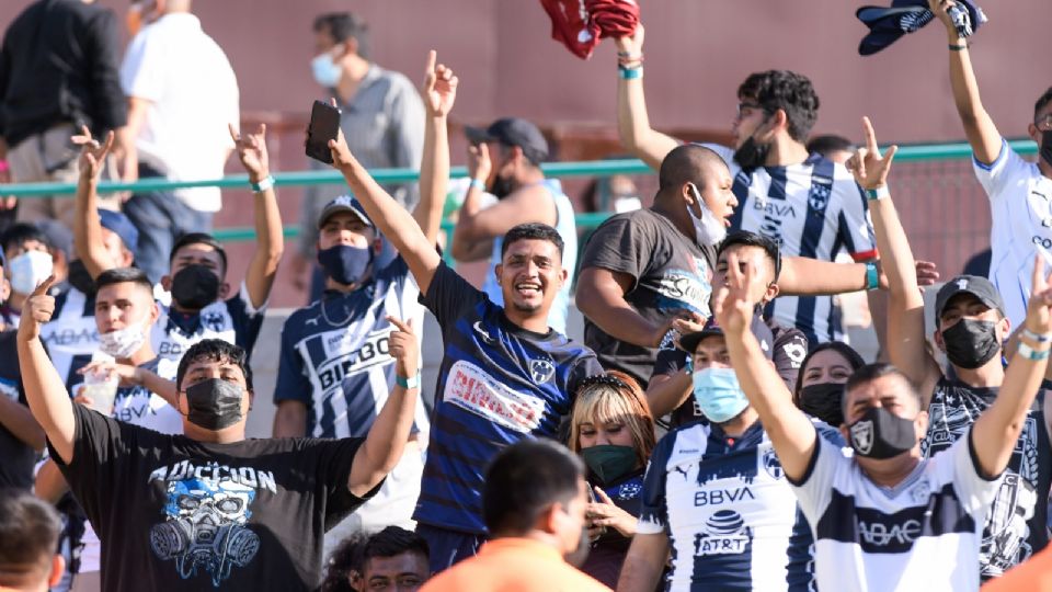 Aficionados de Rayados organizan caravana masiva a Torreón para apoyar al equipo