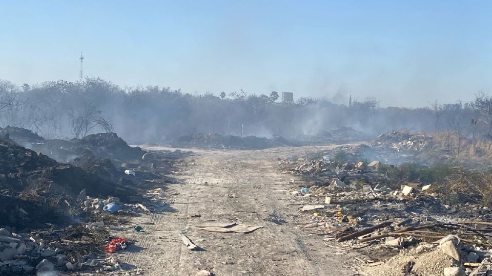 Se incendia lote baldío en Juárez, NL.