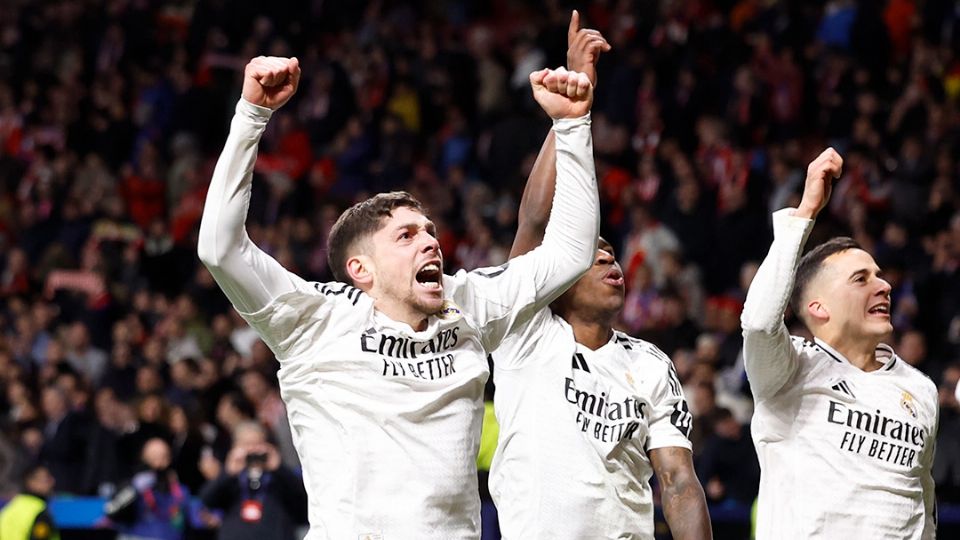 Fede Valverde celebra con la afición la eliminación del Atlético de Madrid