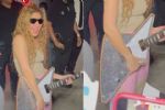 Shakira saluda a fans en San Pedro y recibe una lujosa guitarra de regalo