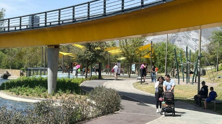 Regios aprovechan asueto para divertirse en parques de San Pedro
