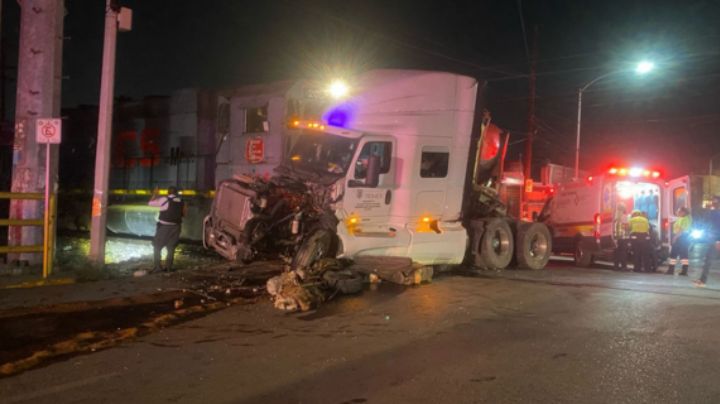 Conductor choca su tráiler contra el tren al intentar ganarle el paso, en Monterrey