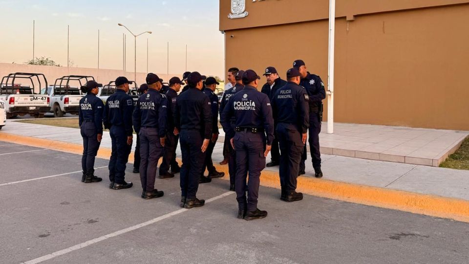 Entregan parches a policías por terminar curso táctico en Pesquería.