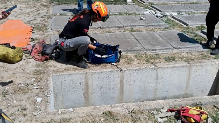 Mujer cae en tumba y resulta lesionada en panteón de Escobedo
