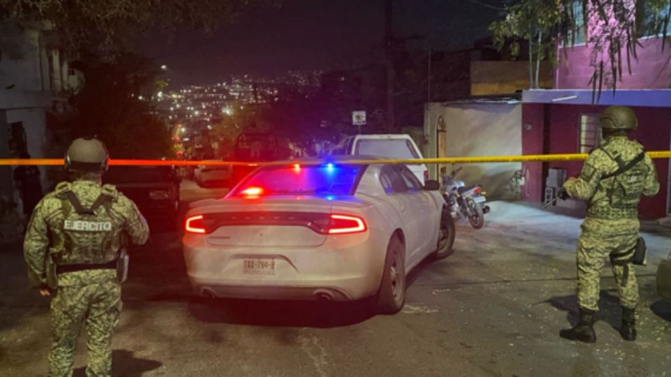 La noche de este lunes, autoridades estatales y federales realizaron un operativo en la colonia San Pedro 400, donde llevaron a cabo cateos simultáneos en tres domicilios de una misma calle.