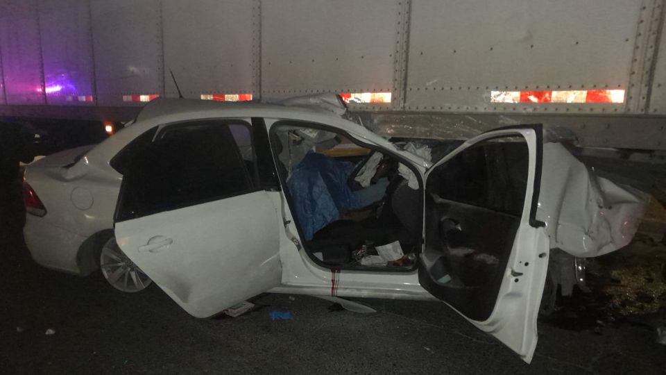 Auto se impacta con tráiler en Escobedo; hay un muerto