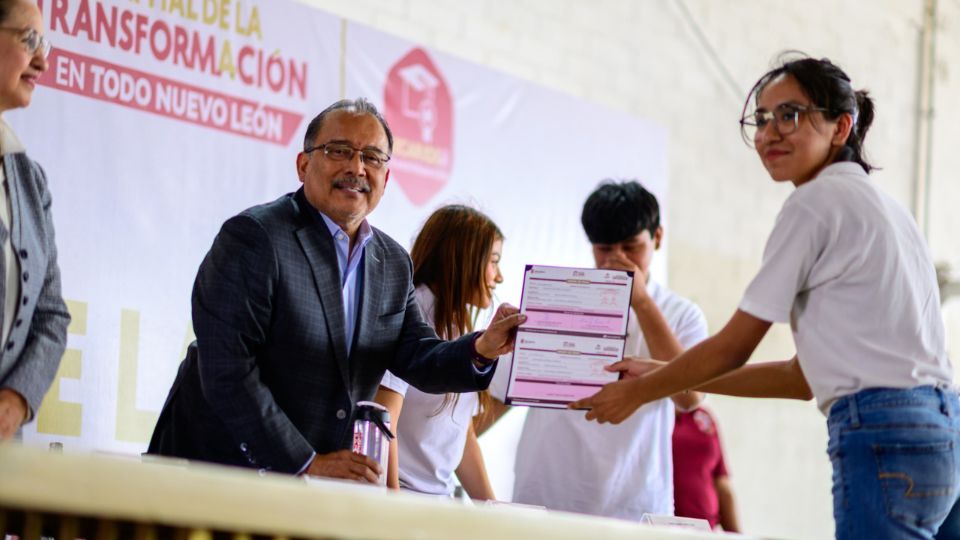 Escobedo impulsa el programa 'Becarios de la Transformación' para apoyar a estudiantes.