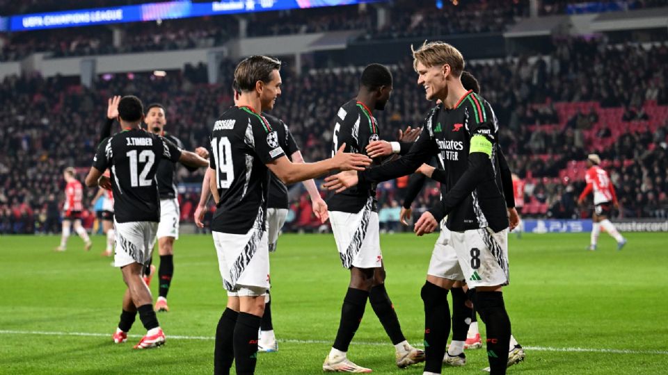 Los jugadores del Arsenal celebran uno de los siete goles marcados ante el PSV