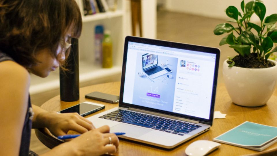 Mujer trabajando (representación).