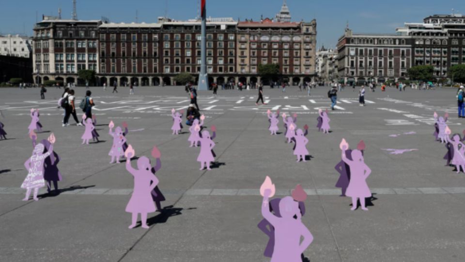 Madres de víctimas de feminicidio y familiares de mujeres desaparecidas se congregaron en el Zócalo capitalino para protestar en silencio por la violencia de género.