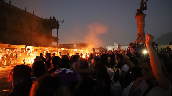Marcha por el 8M en Monterrey termina con quema de pancartas y daños a Catedral