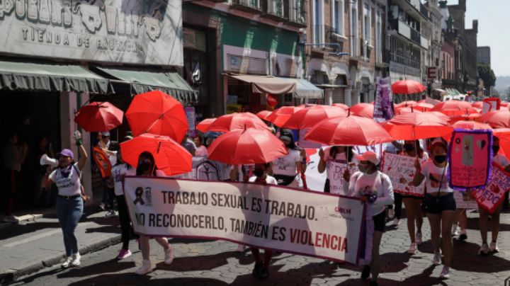 Trabajadoras sexuales piden reconocimiento laboral en marcha por 8M en Puebla