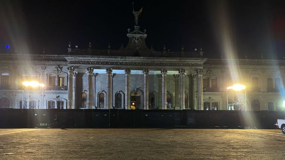 El Palacio de Gobierno de Nuevo León siendo blindado previo a la marcha del 8M.