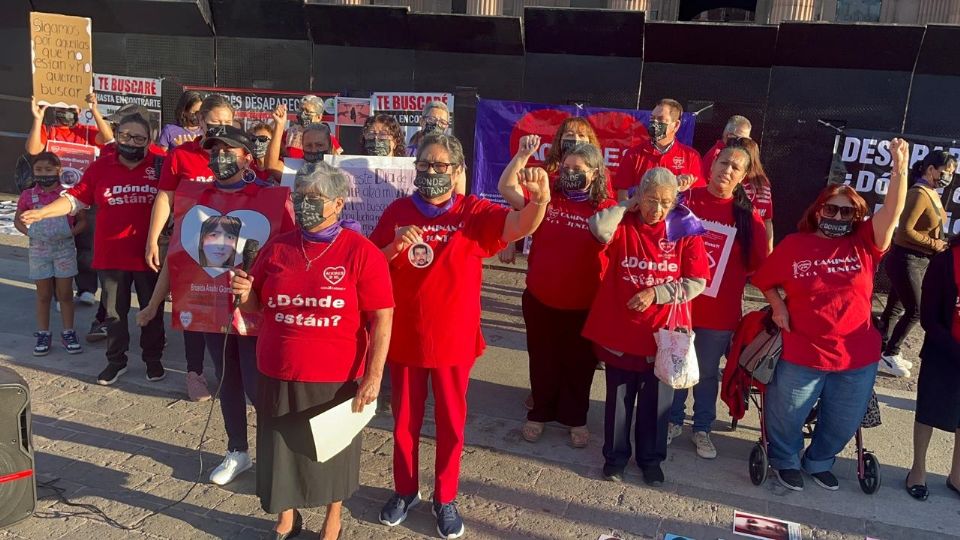 Colectivo AMORES NL realiza manifestación en el Palacio de Gobierno por el 8M.