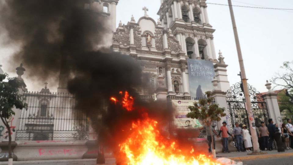 Con quemas de pancartas, una lesionada, consignas para alzar la voz y un recorrido de casi dos horas, fue como se llevó a cabo la marcha 8M en Nuevo León.