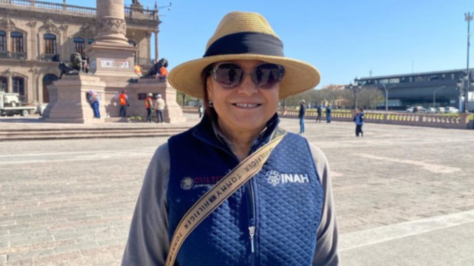 Los trabajos de limpieza en el piso y los monumentos en la explanada comenzaron la mañana de este domingo y la empresa encargada de ello fue contratada por el Gobierno del Estado.